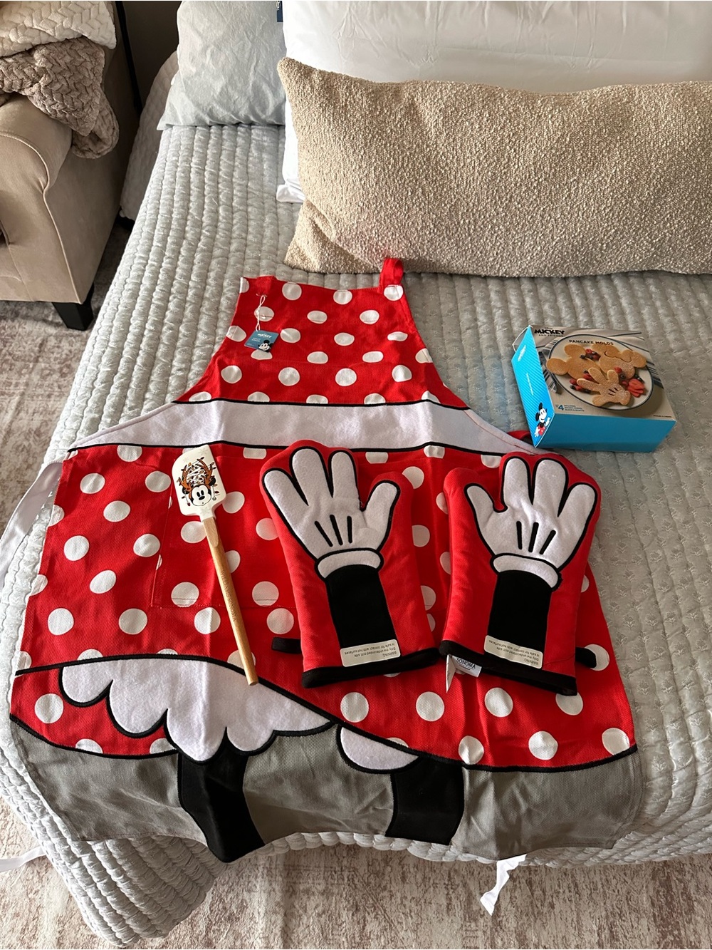 Disney Mickey & Friends Cooking Set – Apron, Mitts, Spatula & Pancake Molds w/ B